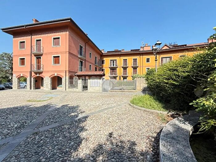 Appartamento trilocale in vendita in Piazzetta Sandro Pertini, Calco