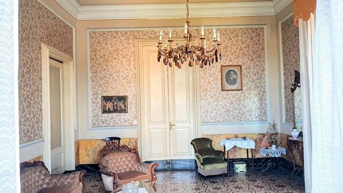 Casa con 7 locali in vendita in Piazza Regina Margherita, Giarre