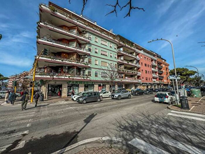 Appartamento quadrilocale in vendita in Via delle Baleniere, Roma