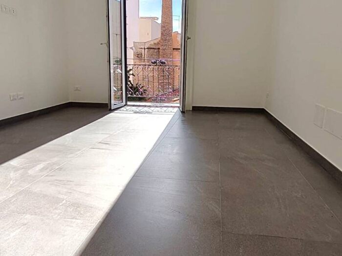 Appartamento bilocale in affitto in Via Re Federico, Zisa, Palermo