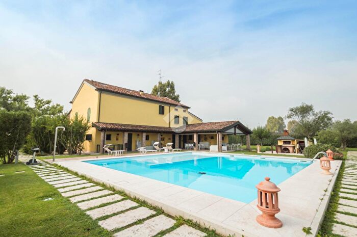 Casa con 7 locali in vendita in Via Manzoni, Novi Di Modena