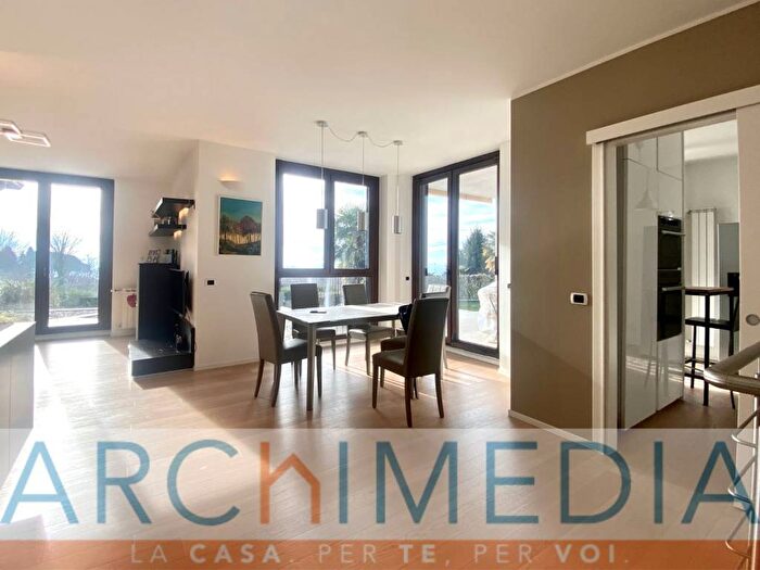 Appartamento con 6 locali in affitto in Via Giancarlo Fidanza, Comerio