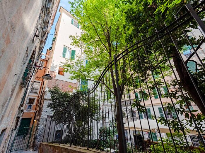 Appartamento trilocale in affitto in Vico Squarciafico, Caricamento, Genova