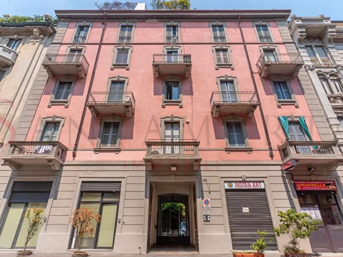 Appartamento trilocale in vendita in Via Carlo Goldoni, Milano