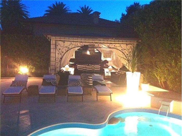 Casa con 15 locali in vendita in Via Solferino, Forte Dei Marmi