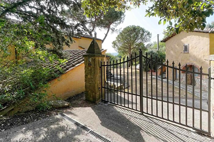 Casa con 13 locali in affitto in Roccastrada