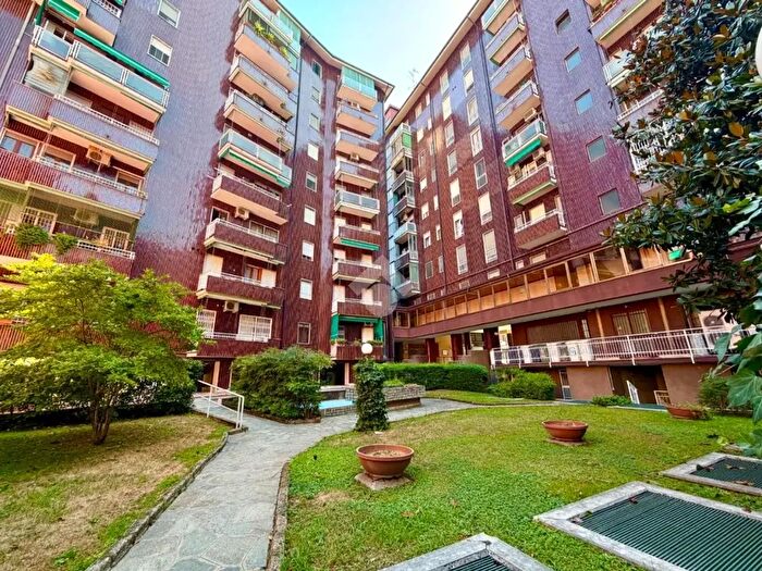 Appartamento quadrilocale in vendita in Via Gamboloita, Milano