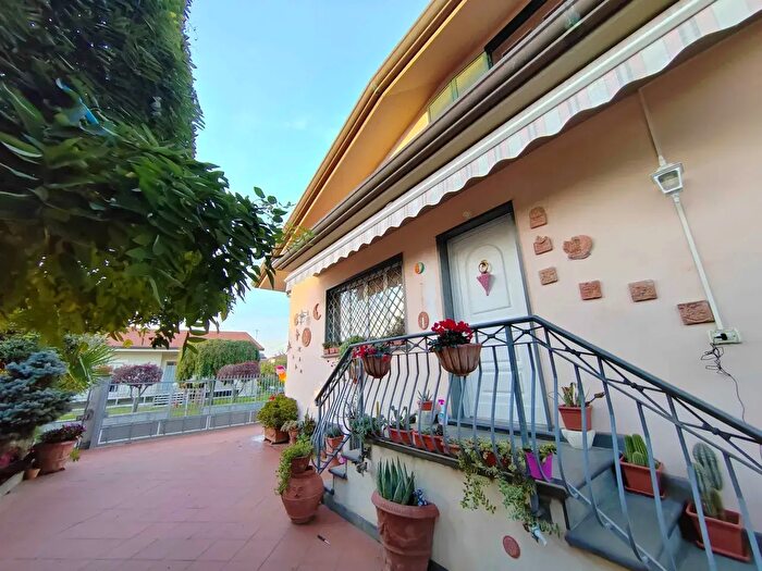 Casa quadrilocale in vendita in Via Romana Ovest, Montignoso
