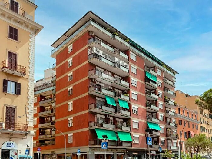 Appartamento con 6 locali in vendita in Via Saluzzo, Roma