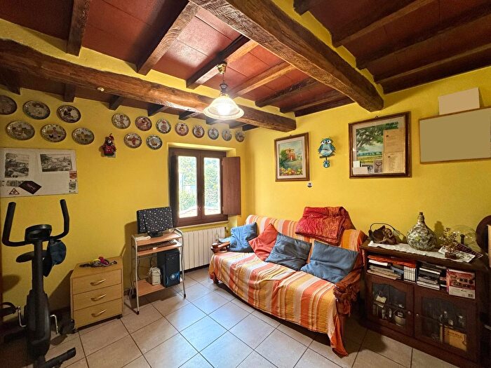 Casa con 7 locali in vendita in Seravezza