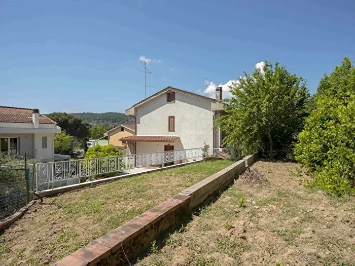 Casa con 7 locali in vendita in Via Ignazio Silone, Carmignano