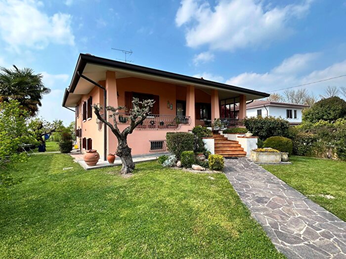 Casa con 9 locali in vendita in Via Postumia di Fratta Snc, Oderzo