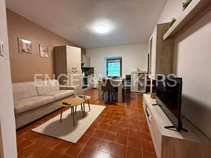 Appartamento con 6 locali in vendita in Piazza Don Eugenio Plotegher, Vallelaghi