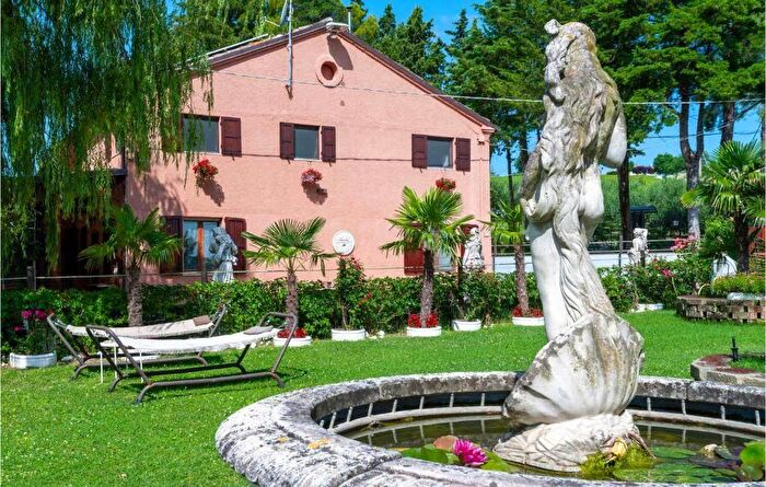 Casa con 7 locali in vendita in Ostra Vetere