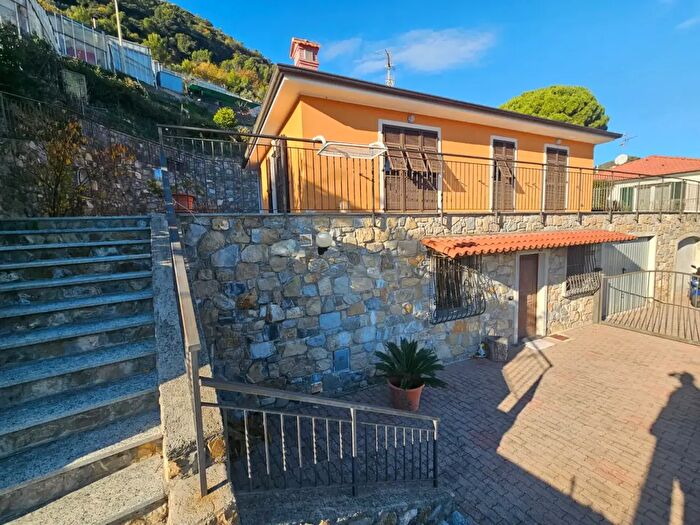 Casa con 6 locali in vendita in Camporosso