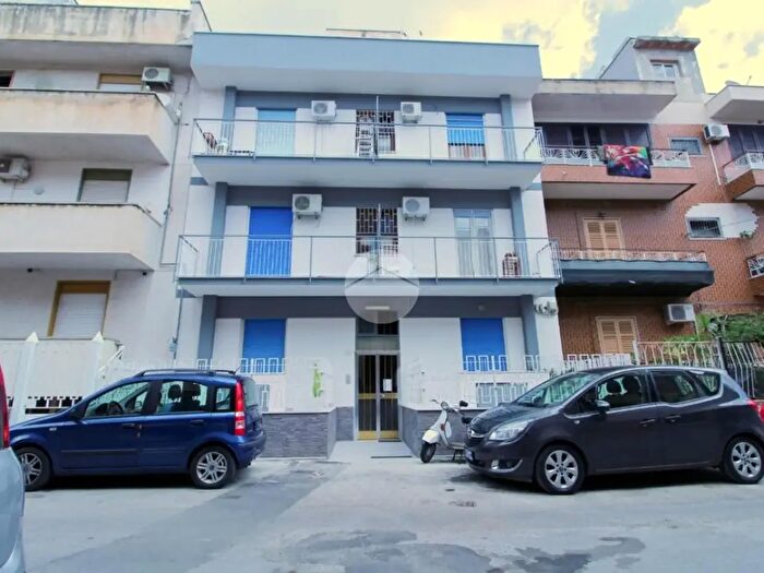 Appartamento trilocale in vendita in Via Emanuele Viola, Palermo