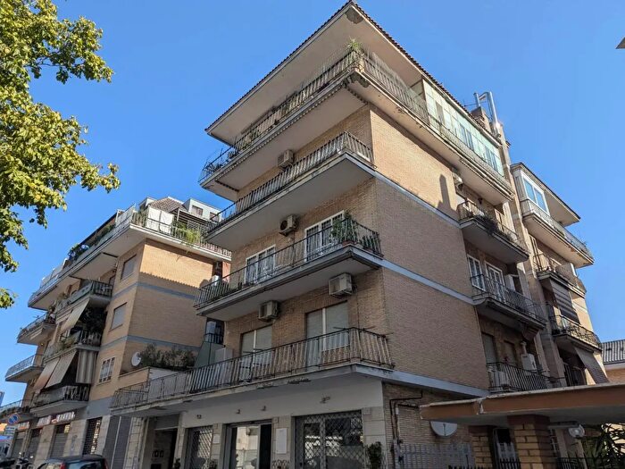 Appartamento trilocale in affitto in Via di Val Favara, Roma
