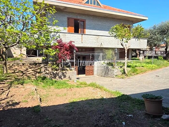 Casa in vendita in Via Firenze, Canegrate