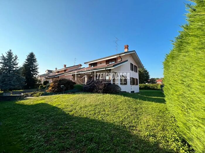 Casa con 6 locali in vendita in Via Adige, Cogliate
