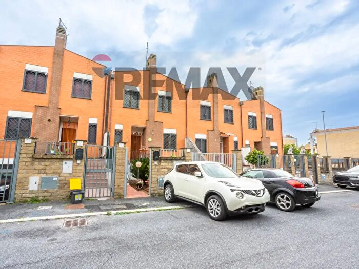 Casa quadrilocale in vendita in Via Felice Squitieri, Roma
