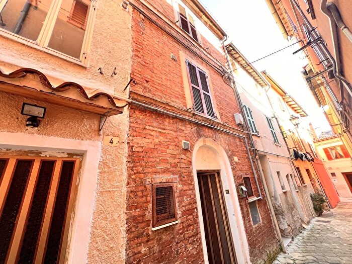 Casa con 7 locali in vendita in Via La Gioia, Fabriano