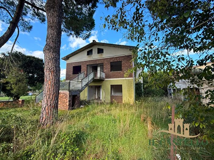 Casa con 7 locali in vendita in Rigutini, Castiglione Del Lago