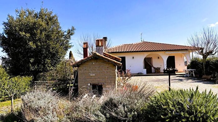 Casa con 8 locali in vendita in Via Asinello Montefiascone, Montefiascone