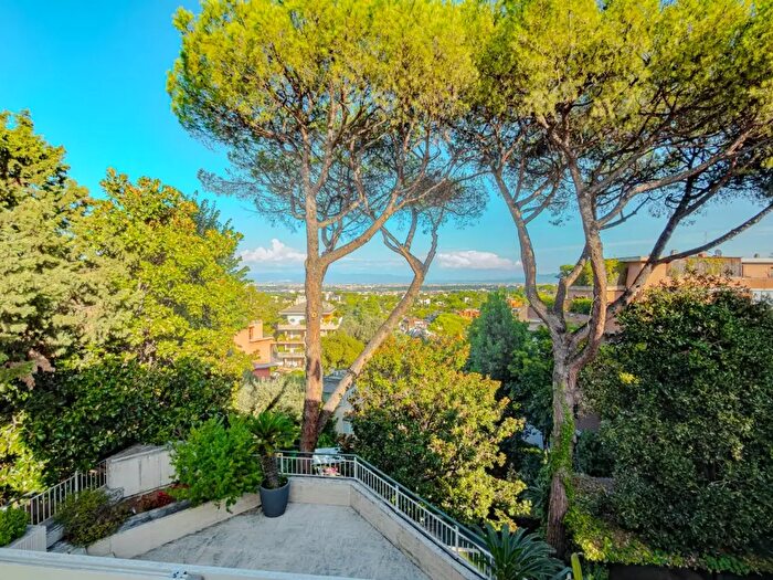 Appartamento con 7 locali in vendita in Viale Cortina d'Ampezzo, Roma