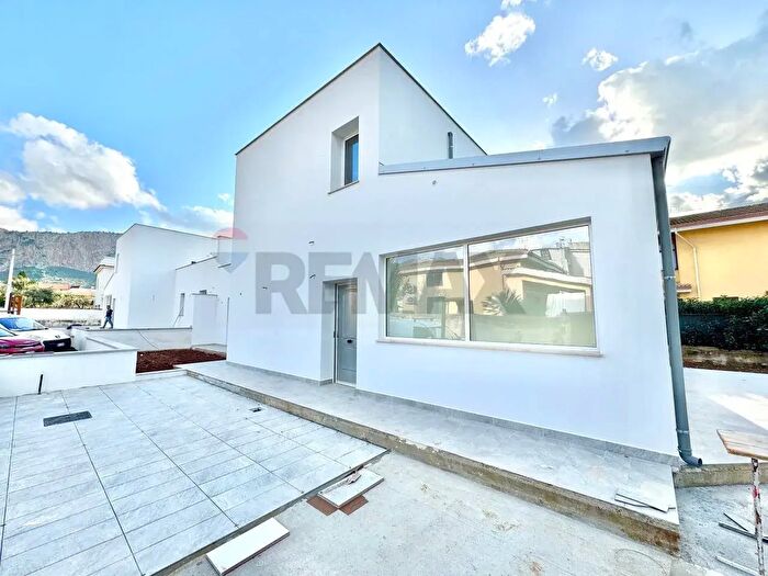 Appartamento quadrilocale in vendita in Via Martora Snc, Carini