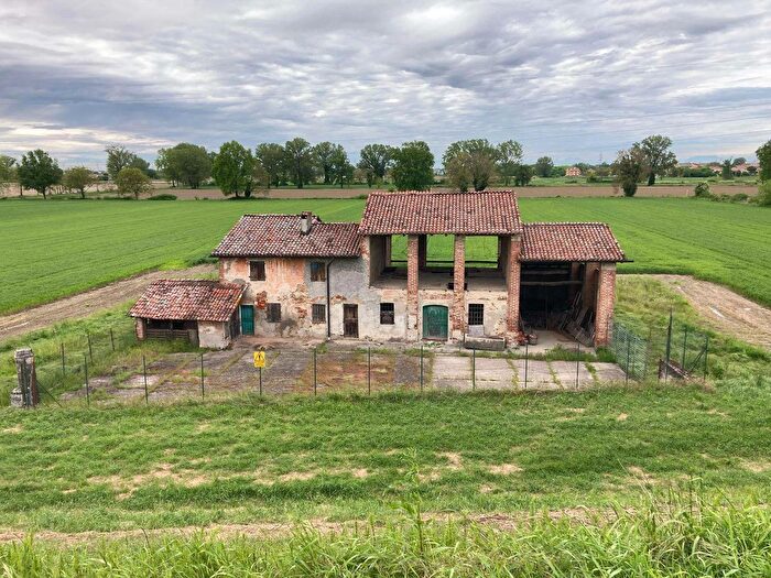 Casa con 8 locali in vendita in Guardamiglio