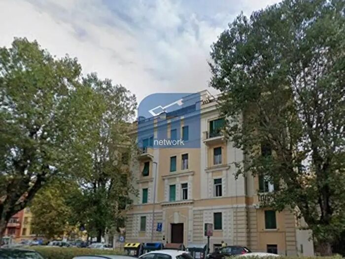 Appartamento trilocale in vendita in Viale della Marina, Roma