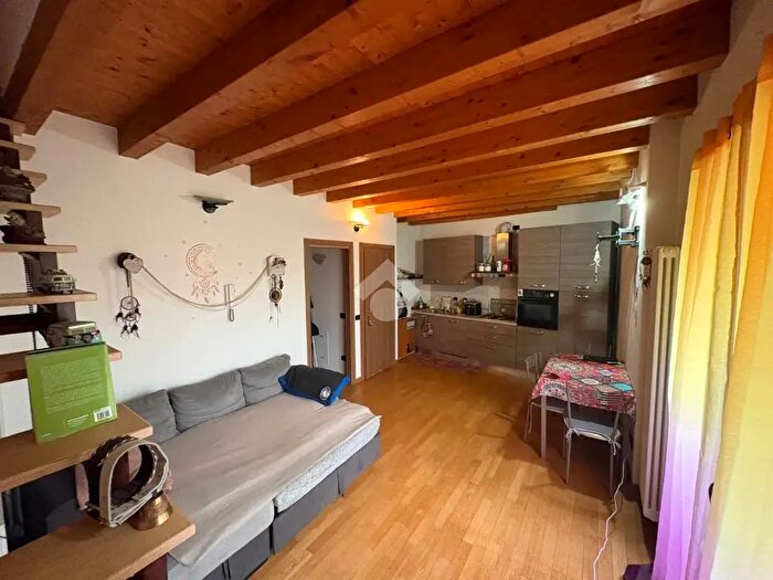 Appartamento trilocale in vendita in Via Roma, Sorisole