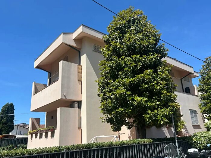 Casa con 8 locali in vendita in Via Farini, Riccione