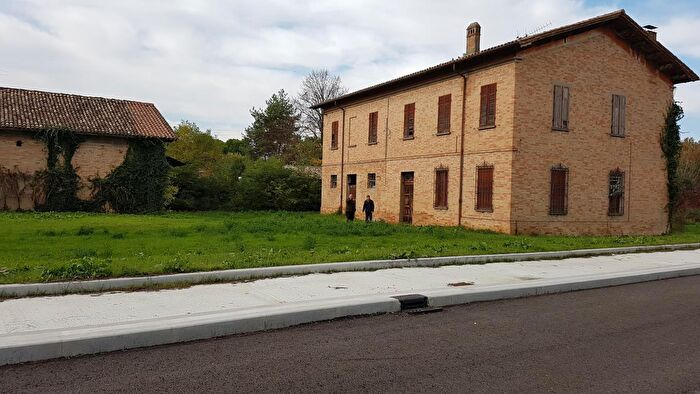 Casa con 12 locali in vendita in Russi