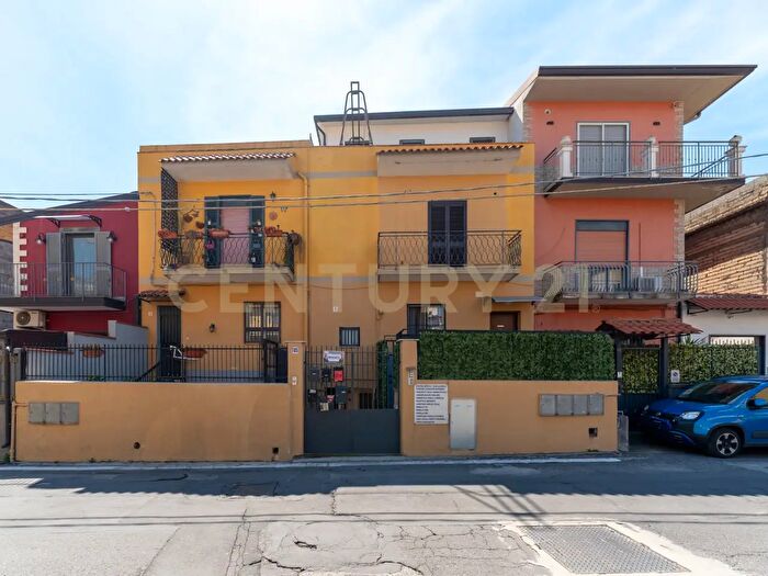 Appartamento con 6 locali in vendita in Stradale Cravone, Catania