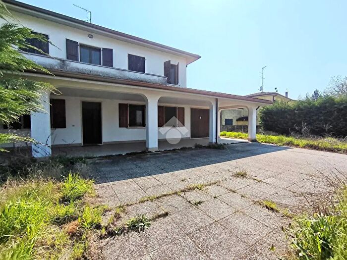 Casa con 6 locali in vendita in Strada Chiavica, Curtatone