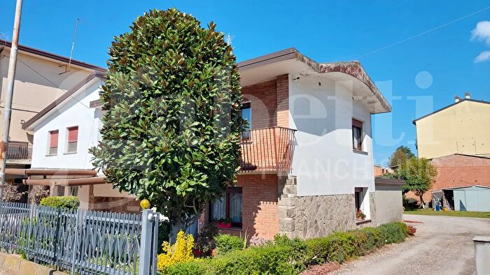 Casa con 12 locali in vendita in Taglio Di Po