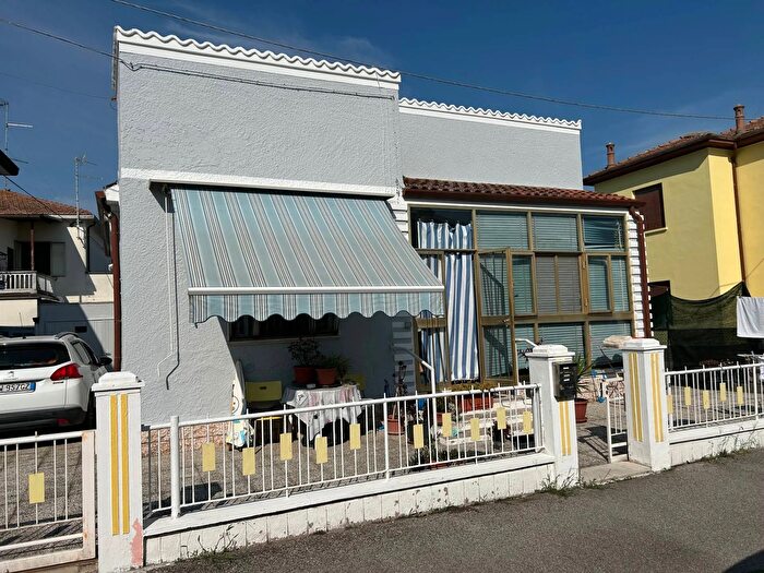 Casa quadrilocale in vendita in Via Giugno, Tresignana