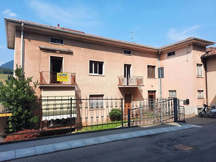 Appartamento trilocale in vendita in Via Vignola Almenno San Bartolomeo, Almenno San Bartolomeo