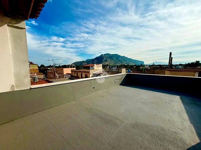 Appartamento con 5 locali in vendita in Cortile Secondo Carbone, Palermo