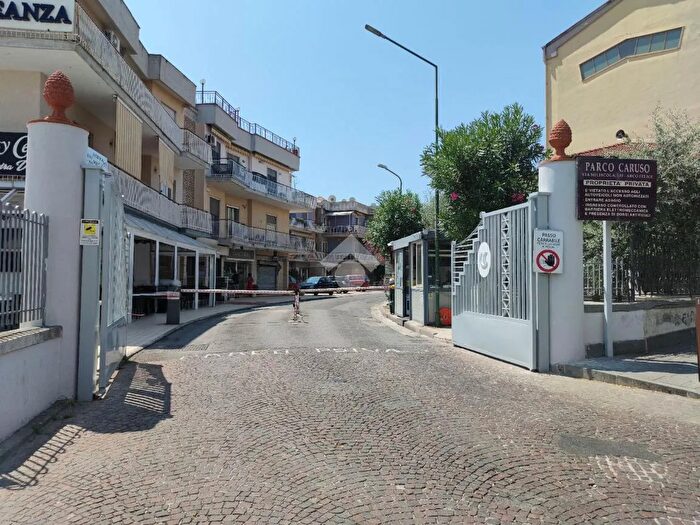 Appartamento con 5 locali in vendita in Via Miliscola, Pozzuoli