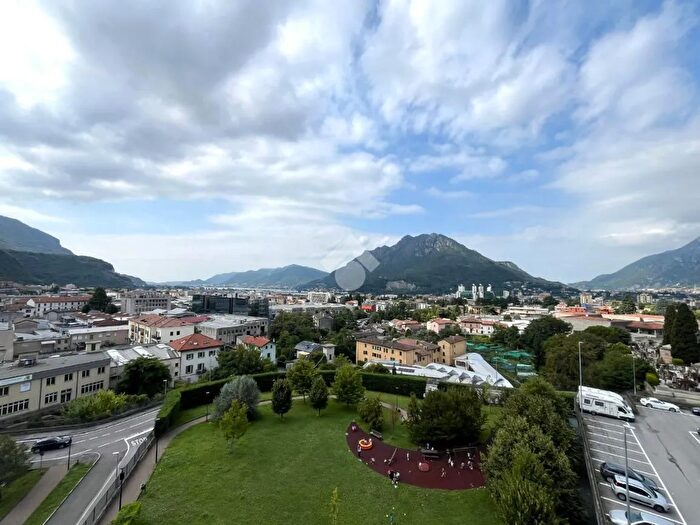 Appartamento trilocale in vendita in Via Ugo Foscolo, Lecco