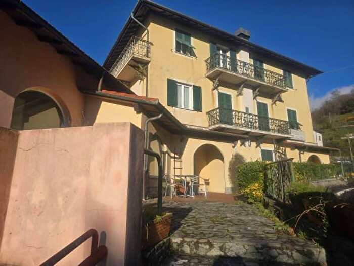 Casa con 6 locali in vendita in Mele