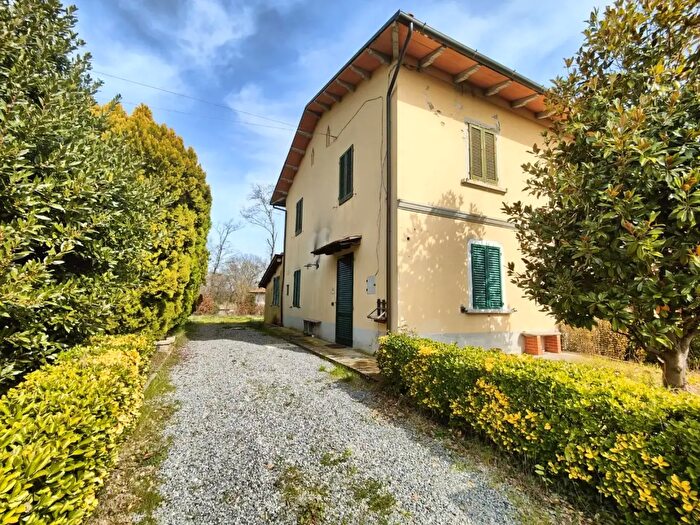 Casa con 13 locali in vendita in Fucecchio