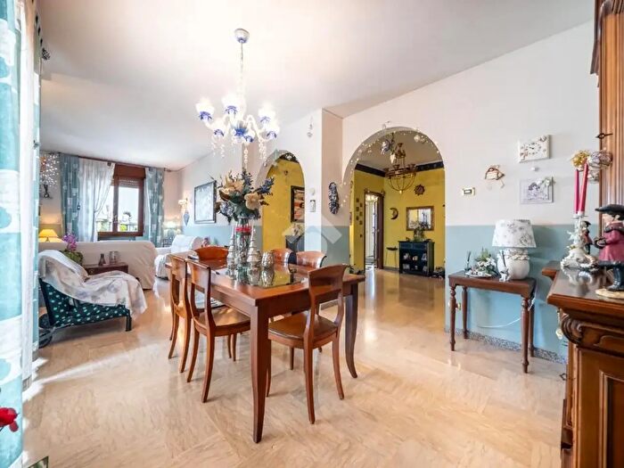 Appartamento con 5 locali in vendita in Strada San Faustino, Modena