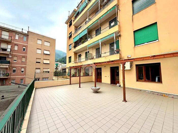 Appartamento trilocale in vendita in Via Borzoli, Genova