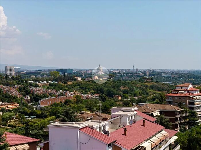 Appartamento trilocale in vendita in Via Castiglione d'Orcia, Roma