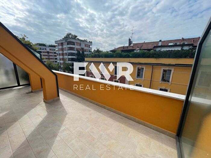 Appartamento trilocale in affitto in Via Andrea Maffei, Montenero, Milano