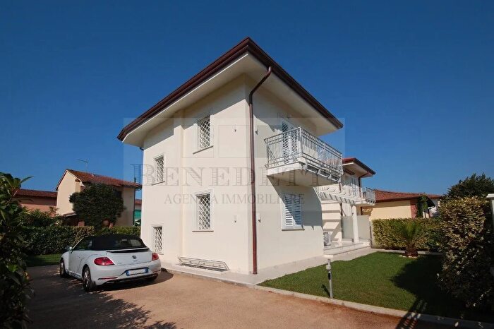 Casa con 7 locali in vendita in Via Manzoni, Pietrasanta