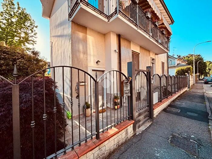 Appartamento trilocale in vendita in Via Don Davide Albertario, Rho